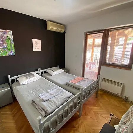 Sagr Shared Toilet And Kitchen *